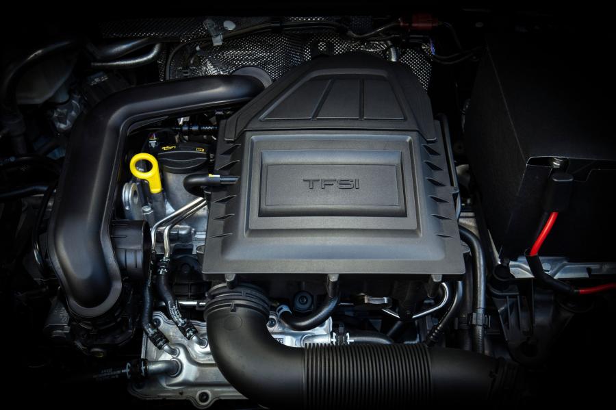 Моторный отсек Audi A3 Sportback 1.0 TFSI (8V) 2016 года  (AU) (фото 4 из 6)